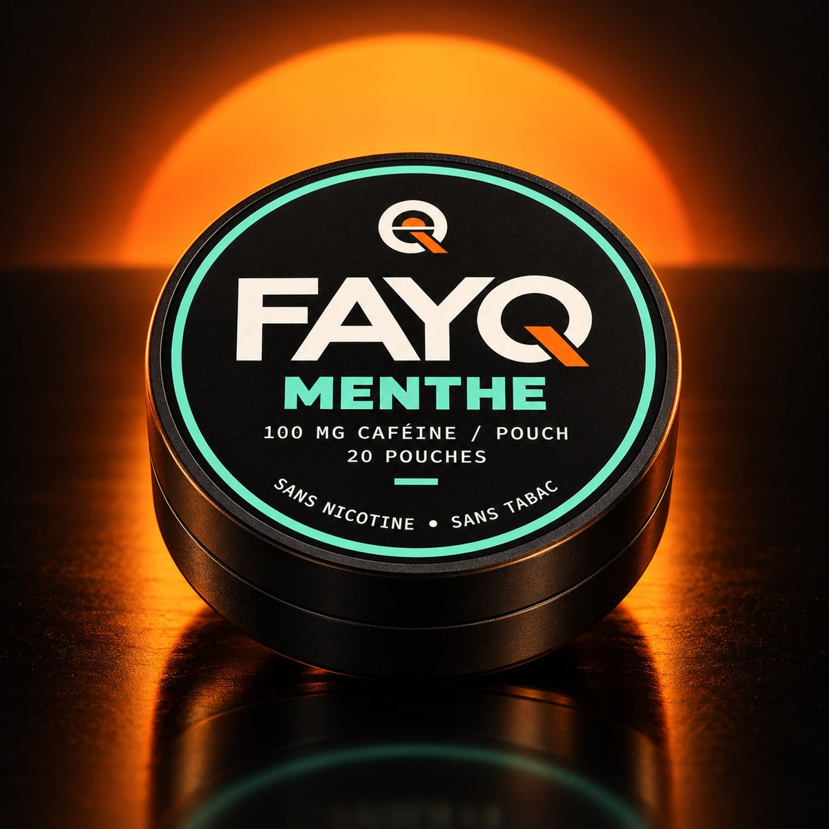 Boîte FAYQ Menthe devant un soleil levant orange, sans nicotine et sans tabac